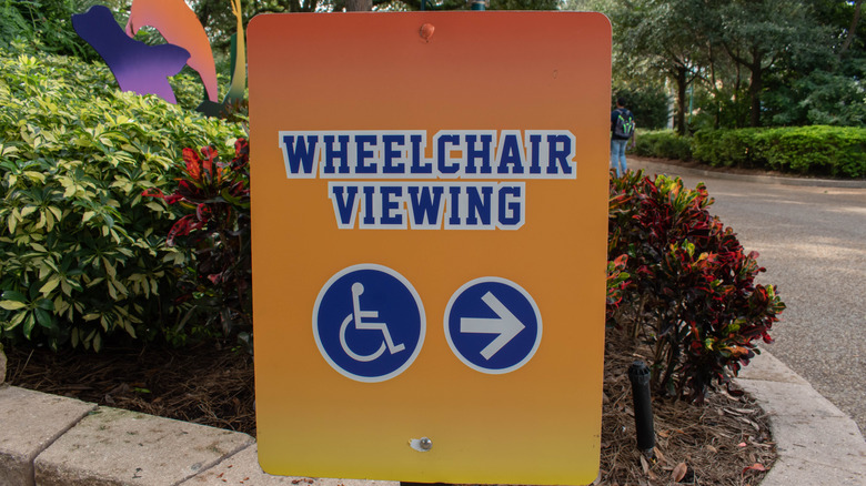 Wheelchair viewing sign at theme park