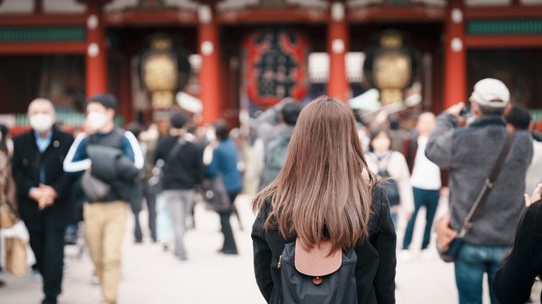 woman visits Buddhist temple tokyo