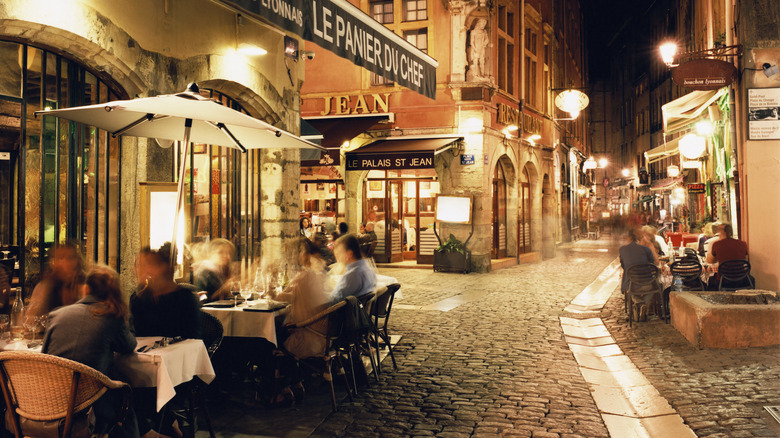 eating at restaurants in Lyon 