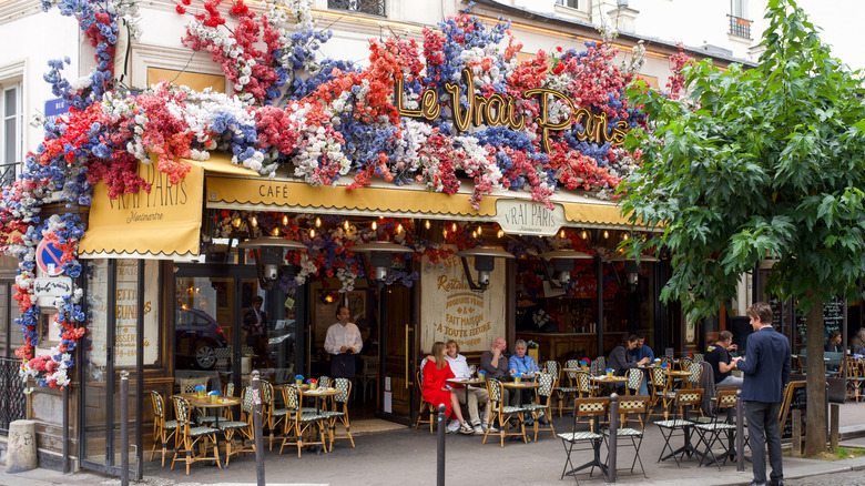 People eating at a restaurant in Paris