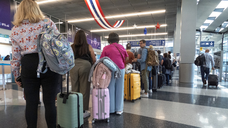 Long line of delayed passengers waiting for their flight