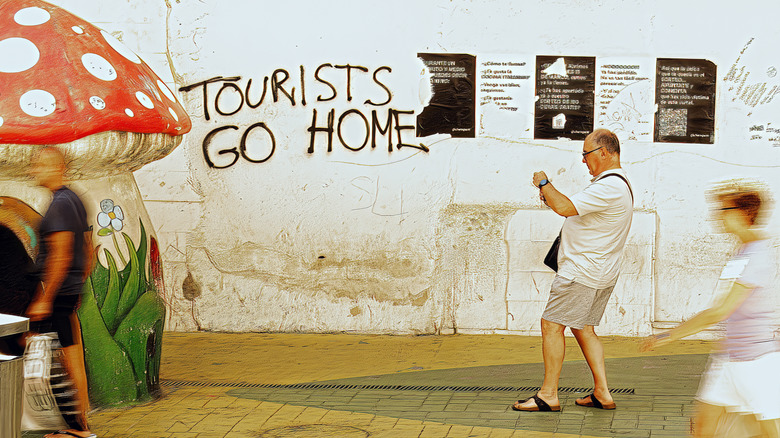 Anti-tourism graffiti in Alicante, Spain