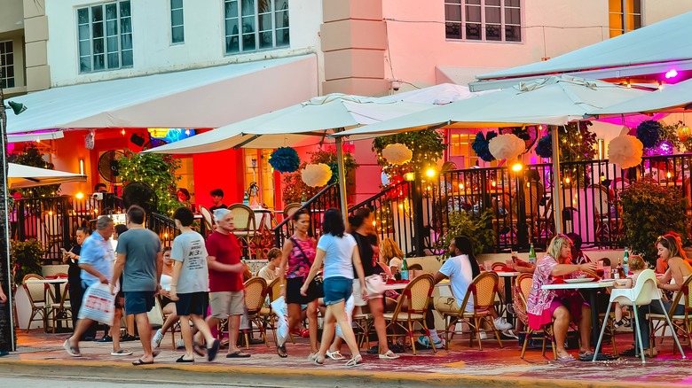 Outdoor local festive Florida restaurants