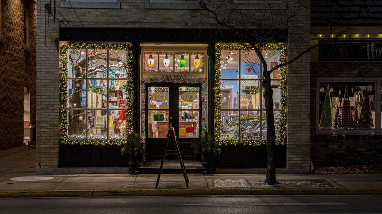 Shops in Cedarburg dressed for the holidays