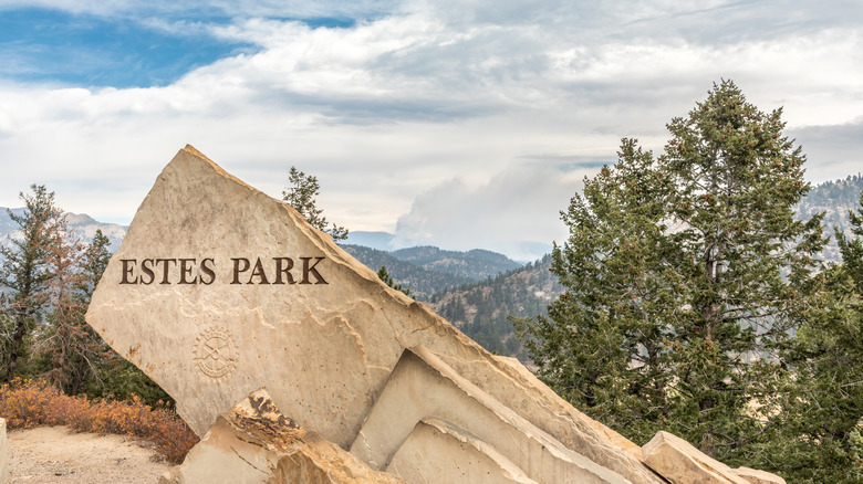 Estes Park sign with mountains and sky