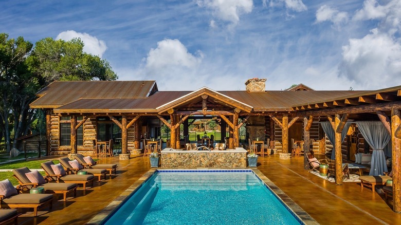 The luxurious outdoor pool at Magee Homestead