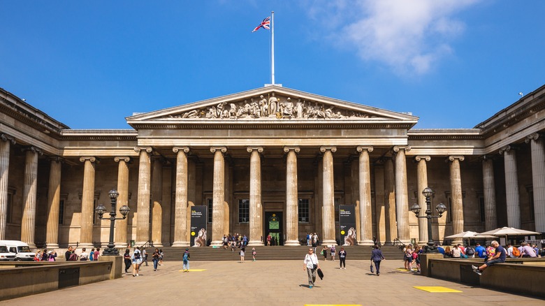 British museum entrance columns 