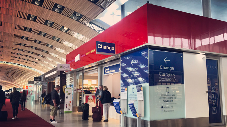 Official currency exchange station Paris CDG