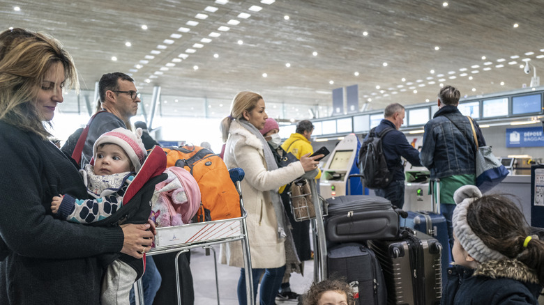 Passengers with children at Paris CDG