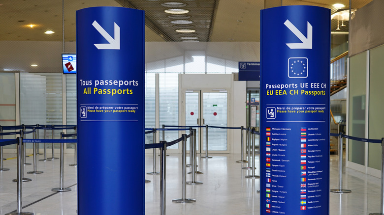 Passport lines at CDG